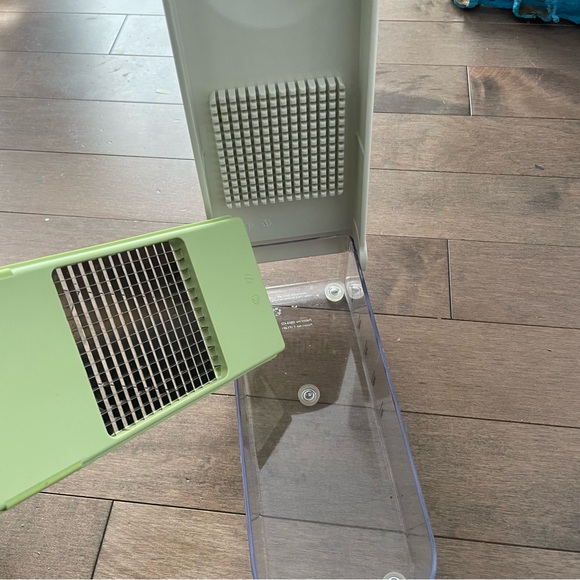 Green and White Vegetable Chopper - Picture 3 of 13